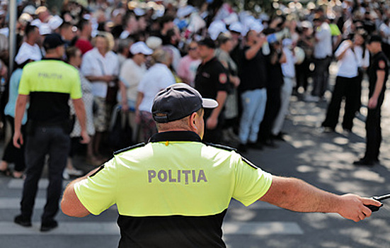 Полиция Кишинева пытается оттеснить пикет сторонников Гуцул от СИЗО