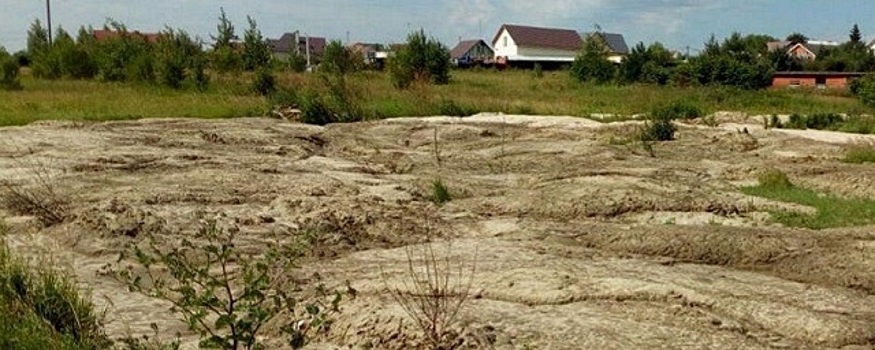 Жители Щеголева пожаловались на сбрасывание отходов в поля
