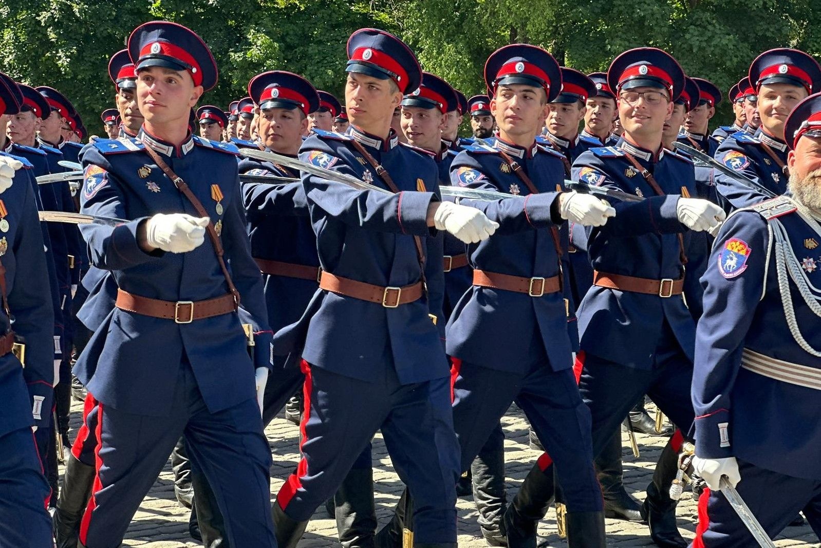Донские казаки — участники парада Победы в Москве устроили торжественный марш в Новочеркасске