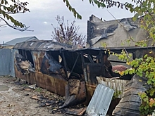 Сотрудники МЧС больше часа тушили ночной пожар в СНТ под Волгоградом