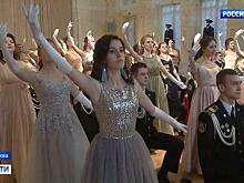 У стен Кремля прошел первый бал кадетов ФСО