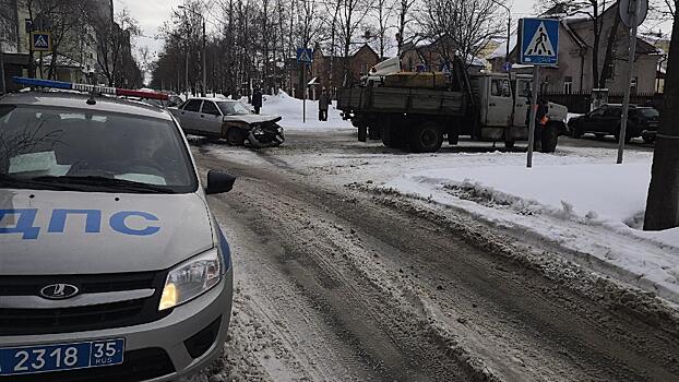 Юная череповчанка пострадала в аварии с грузовиком
