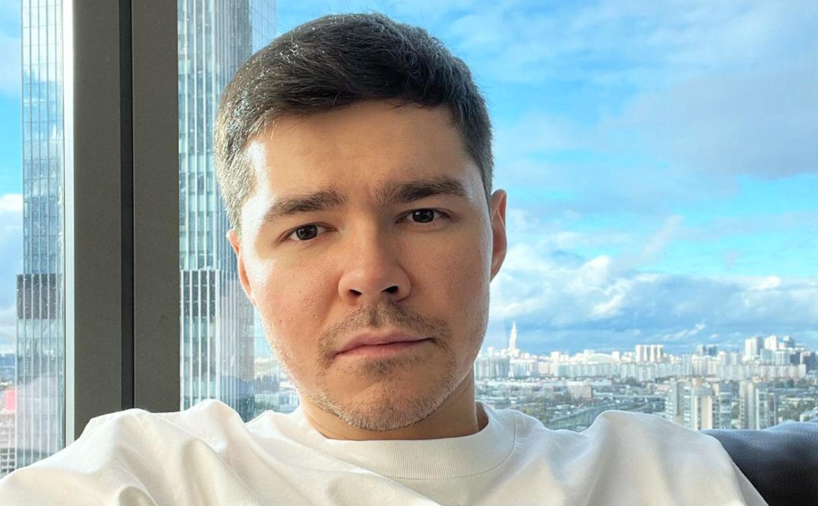 «Сидит в клетке»: Аяз Шабутдинов устроил перформанс в суде