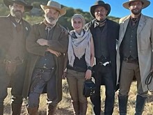 Болдуин снова неправильно держит ружье на возобновившихся съемках