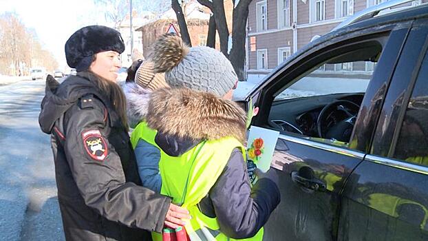 Цветочный жезл. Автоинспекторы поздравили вологжанок с 8 Марта на улицах города