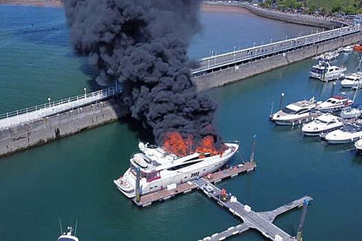 26-метровая яхта сгорела в Британии