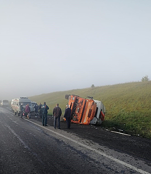 Столкновение грузовика и автобуса на кузбасской трассе привело к травмированию 11 человек