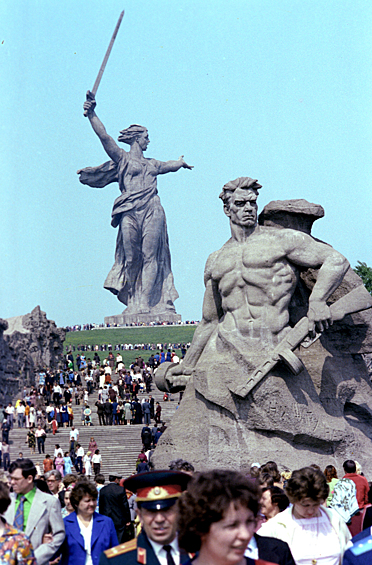 Первоначально планировалось назвать комплекс "Памятник Славы", но Вучетич настоял на том, чтобы название было другим — памятник-ансамбль "Героям Сталинградской битвы"