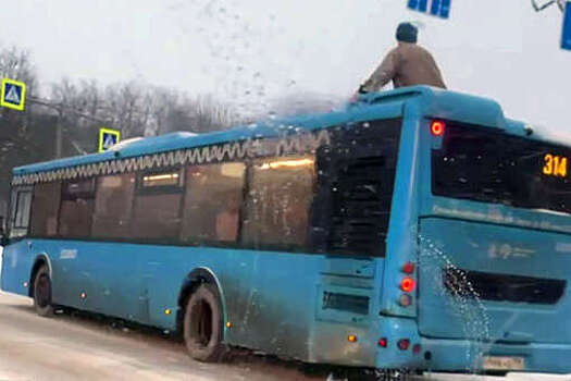 В Москве заметили мужчину, сидящего на крыше движущегося автобуса