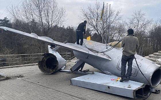 На Украине распилили на куски популярный советский истребитель