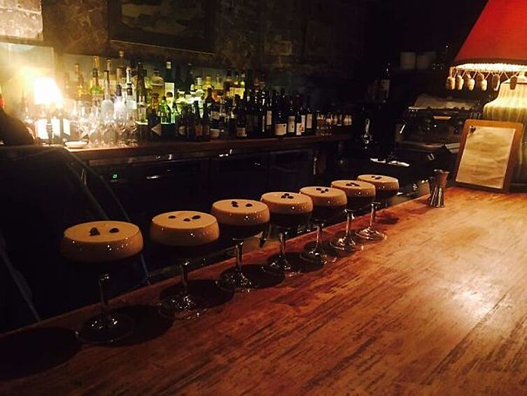 Эти эспрессо Мартини выглядят как барные стулья.