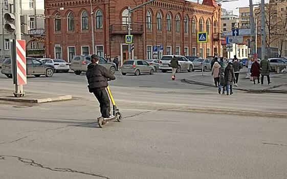 Несовершеннолетний на электросамокате врезался в автомобиль BMW в Иркутске