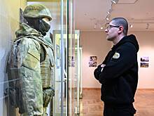 Бойцы подарили музею артефакты с фронта