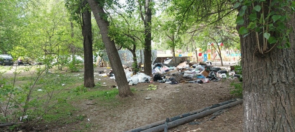 «Мусорный апокалипсис». На Тархова в Саратове рядом с детской площадкой свалили отходы, мебель, штаны и шины