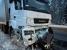 В Ленинградской области легковушку разорвало под КамАЗом: двое погибли