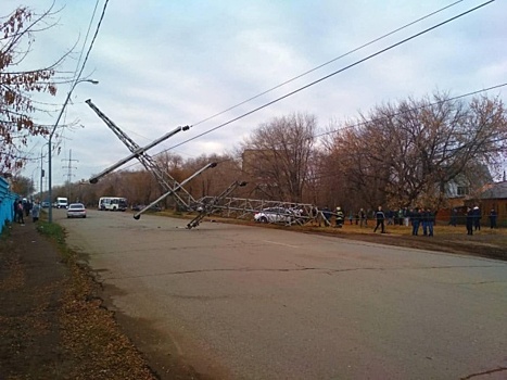 В Оренбурге иномарка протаранила ЛЭП: два района остались без света