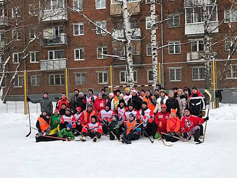 Мороз и солнце: депутаты Гордумы Ижевска сыграли в хоккей на валенках