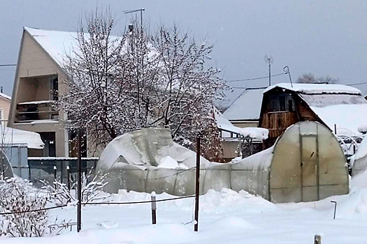 Ущерб колоссальный: непогода разрушила теплицы на дачах под Новосибирском