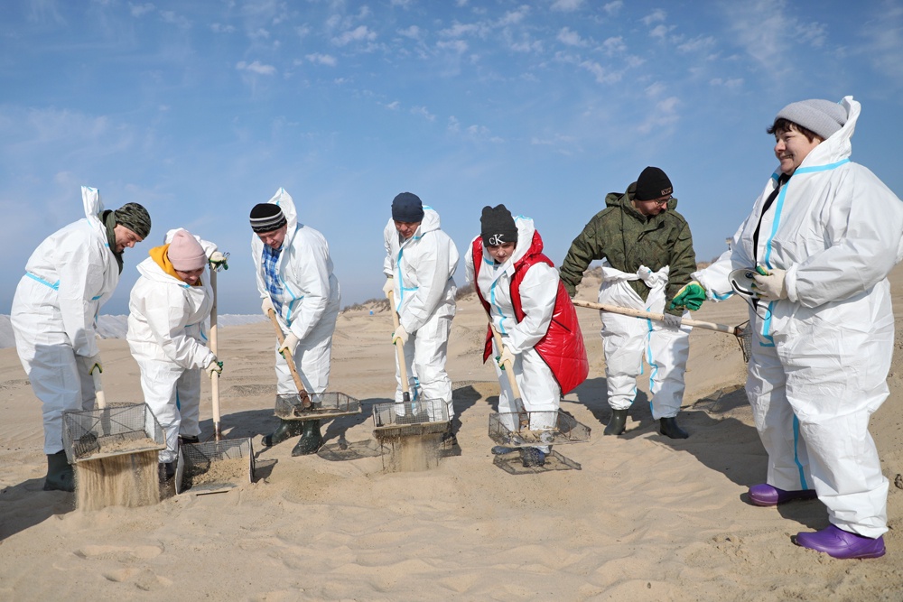 В Анапе планируют завершить очистку морских пляжей от мазута 13 мая