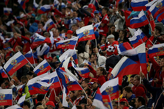 Российские болельщики вышли на улицы Санкт-Петербурга отмечать победу сборной