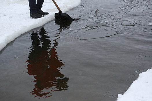 Дорогу перекрыли в Бердске из-за аварии на магистральном водоводе