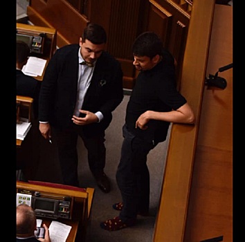 Депутат Рады прогулялся по залу заседаний в носках
