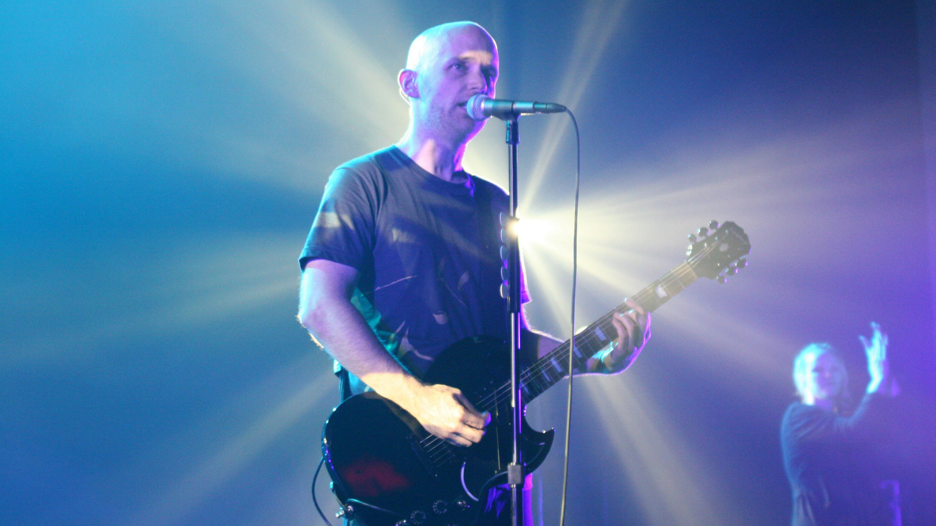 Выступление Моби на концерте в Brixton Academy, 19 мая 2005 года