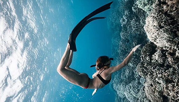 «Большой и синий океан»: Фотограф-фридайвер показал удивительную серию подводных кадров