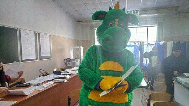 Избиратель в костюме дракона проголосовал в Рязани на выборах президента