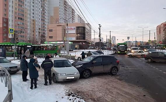 В Курске 18 февраля произошло массовое ДТП на пр.Клыкова