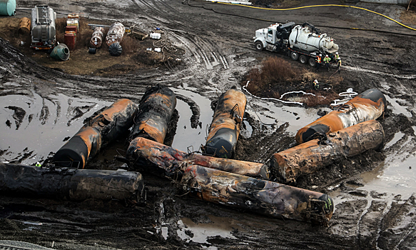 Экологическая катастрофа в Огайо: что за химикаты перевозил разбившийся поезд