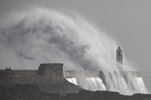 Трое туристов погибли во время шторма на Канарах