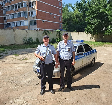 В Краснодаре полицейские довезли до больницы пенсионерку с острой болью в животе