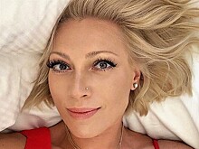 46-летняя телеведущая Аврора в персиковом бикини похвасталась плоским животом