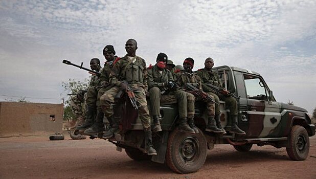 Армейский автомобиль подорвался на мине в Мали
