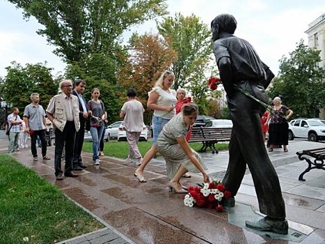 День рождения Табакова. Саратовцы несут цветы к памятнику на Театральной площади