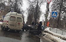 В ГИБДД не обращались: на проспекте Ильича легковушка после ДТП перевернулась на крышу
