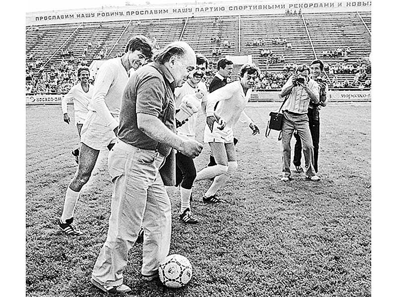 Фото с историей. Как Леонов и Караченцов играли в футбол за "Авось"