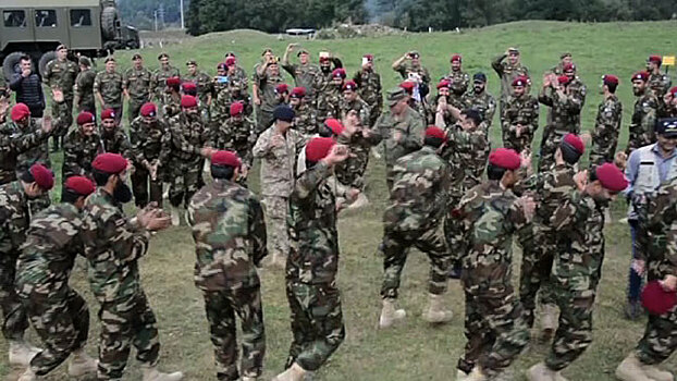 Российский военный научил пакистанцев танцевать в Кавказских горах