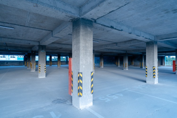 Подростки в масках напали на охранника парковки в Краснодаре