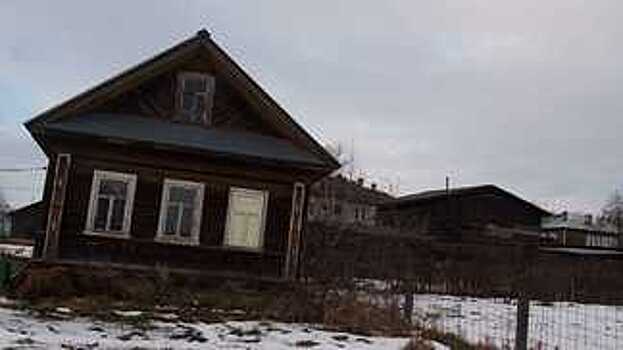 Еще один дом в Белозерске уходит под землю