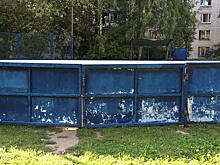 На спортплощадке во дворе на Оборонной починили ограждение