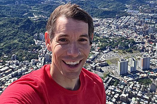 Скалолаз поднялся без страховки и снаряжения на небоскрёб высотой 509 метров