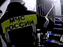 Опубликовано видео со спасением мужчины из горящей квартиры в Семенове