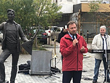 В Иркутске установили скульптуру музыканта с балалайкой