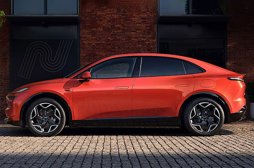 Ёмкость тяговой батареи — 60 или 85 киловатт-часов, пробег на одном заряде — 555 и 730 километров соответственно, а позднее дальнобойность обещают повысить до тысячи километров.