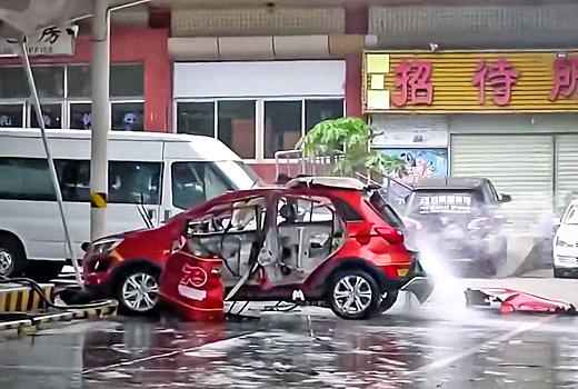 Китайский электрокар взорвался во время зарядки