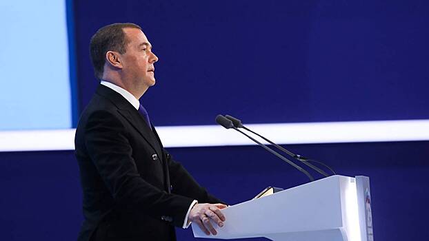 Медведев: паровоз экономики услуг и цифровых валют летит в стену на полных парах
