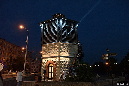 Водонапорная башня на Плотинке на несколько часов превратилась в маяк
