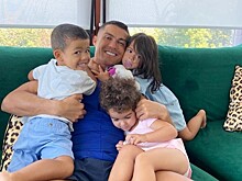 Криштиану Роналду отдал младших детей в детский сад в Англии